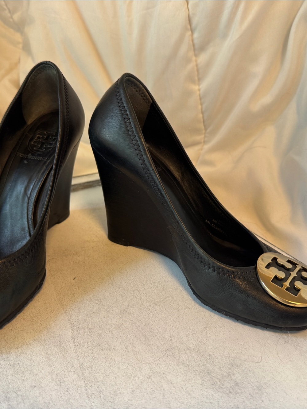 Tory Burch Black Leather Wedge Pumps with Gold Logo Medallion - Picture 2 of 6